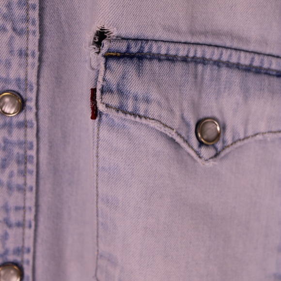 0267-Levi’s Light Wash Denim Western Snap Shirt (Men’s L/XL) - Picture 3 of 10